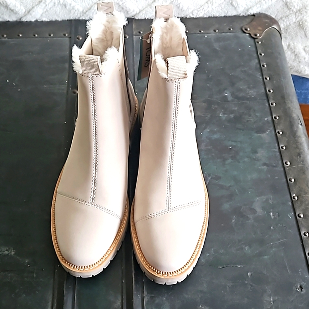 Toms "Dakota" Natural Leather Slip On Boots